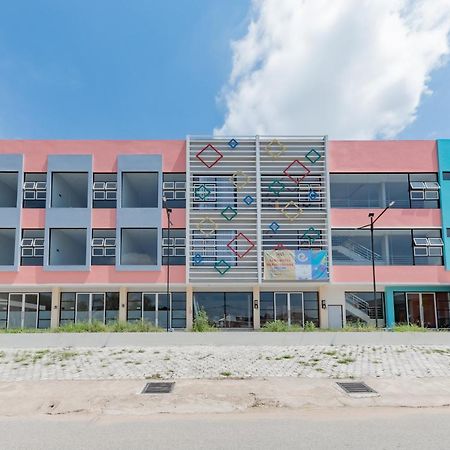 Sans Hotel Berau Square Tanjung Redep Екстериор снимка